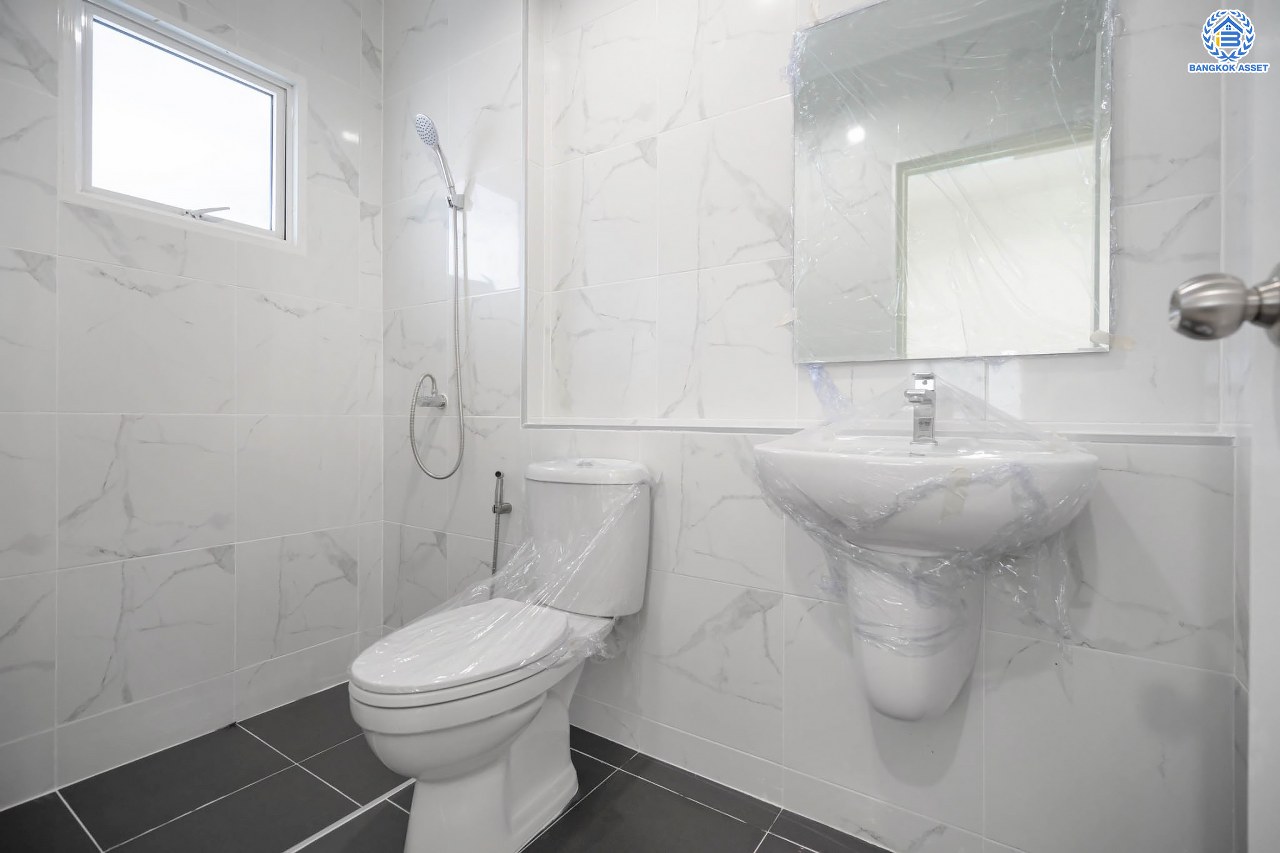 บ้านมือสองตกแต่งใหม่ ดีไซน์สวย โครงการ ชวนชื่นโมดัส จรัญฯ-ปิ่นเกล้า หลังมุม เนื้อที่ 54.7 ตร.ว. ฟังก์ชัน 3 ห้องนอน 2 ห้องน้ำ 1 ห้องอเนกประสงค์ จอดรถได้ 2 คัน รองรับทุกกิจกรรม บนทำเลเชื่อมต่อหลายเส้นทาง ใกล้จุดขึ้นทางด่วน "ประจิมรัถยา" และรถไฟฟ้าสายสีแดง "สถานีบางบำหรุ"